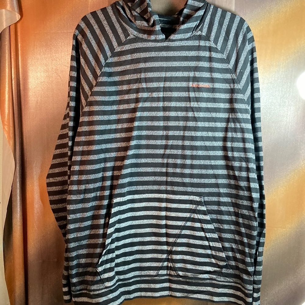 Black gray Volcom hoodie sweatshirt.‎ XL. 50” chest. 3” length. 125